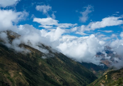 白昼青草白云山景